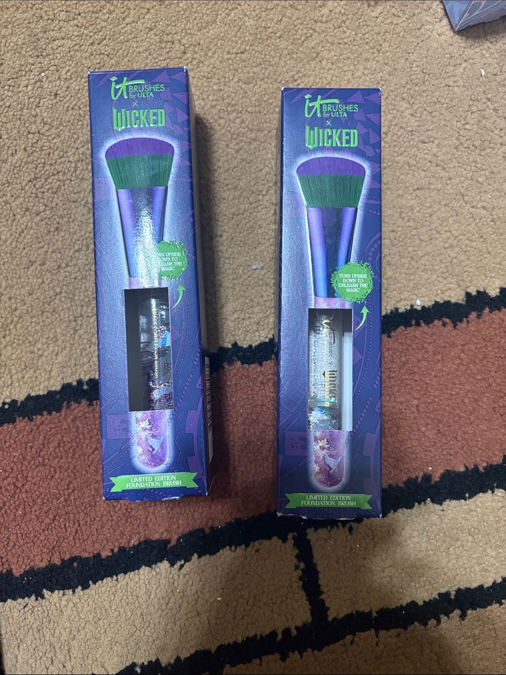 IT Brushes Wicked Limited Edition Foundation Brush (Purple & Green)